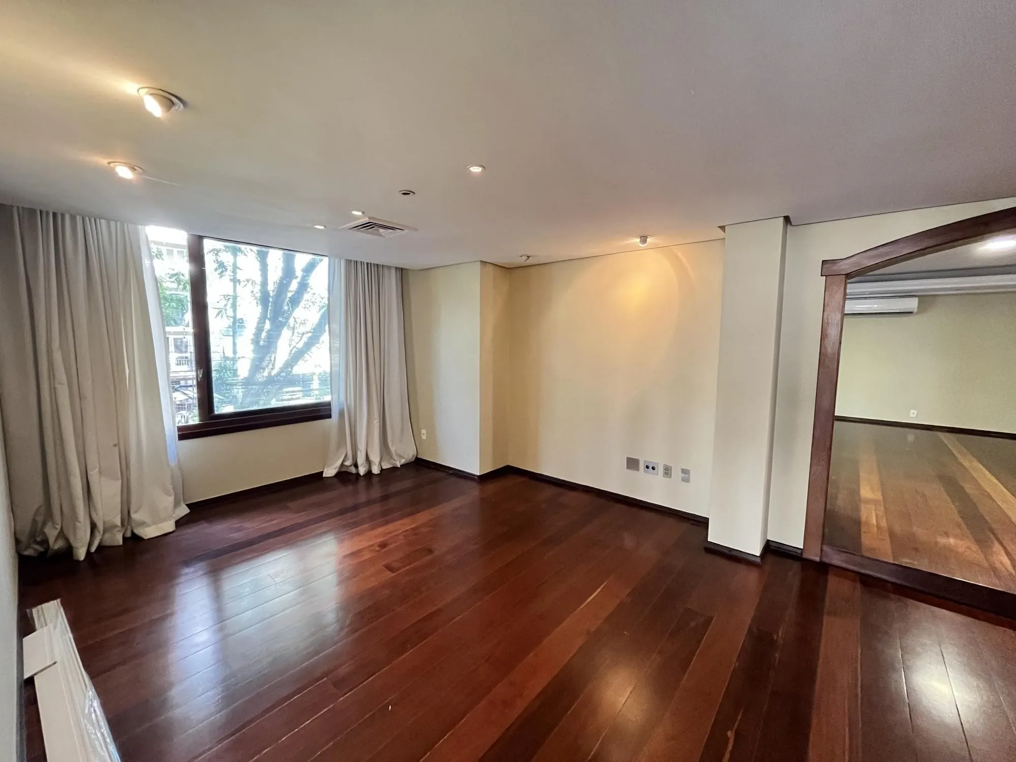 Imagem Apartamento de 4 quartos, suíte, amplo closet, dependência e 2 vagas de garagem