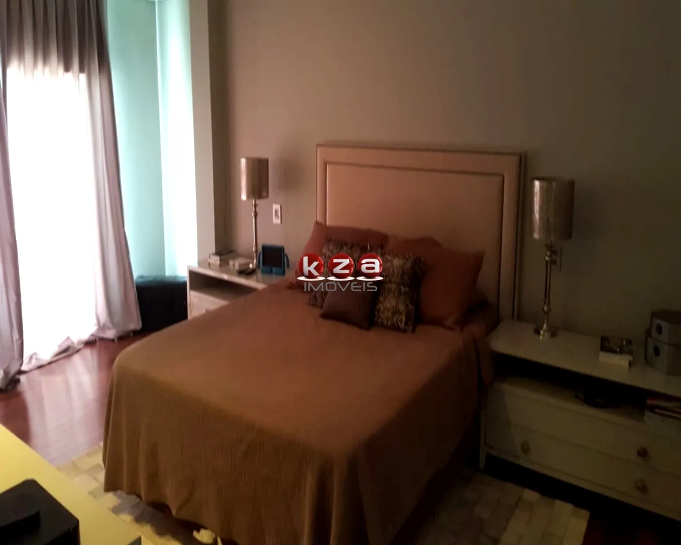 Imagem Luxuosa casa de alto padrão no Condomínio Portal do Lago em Valinhos-SP: 3 suítes, 3 salas, 5 banheiros, 4 vagas de garagem, 454m².