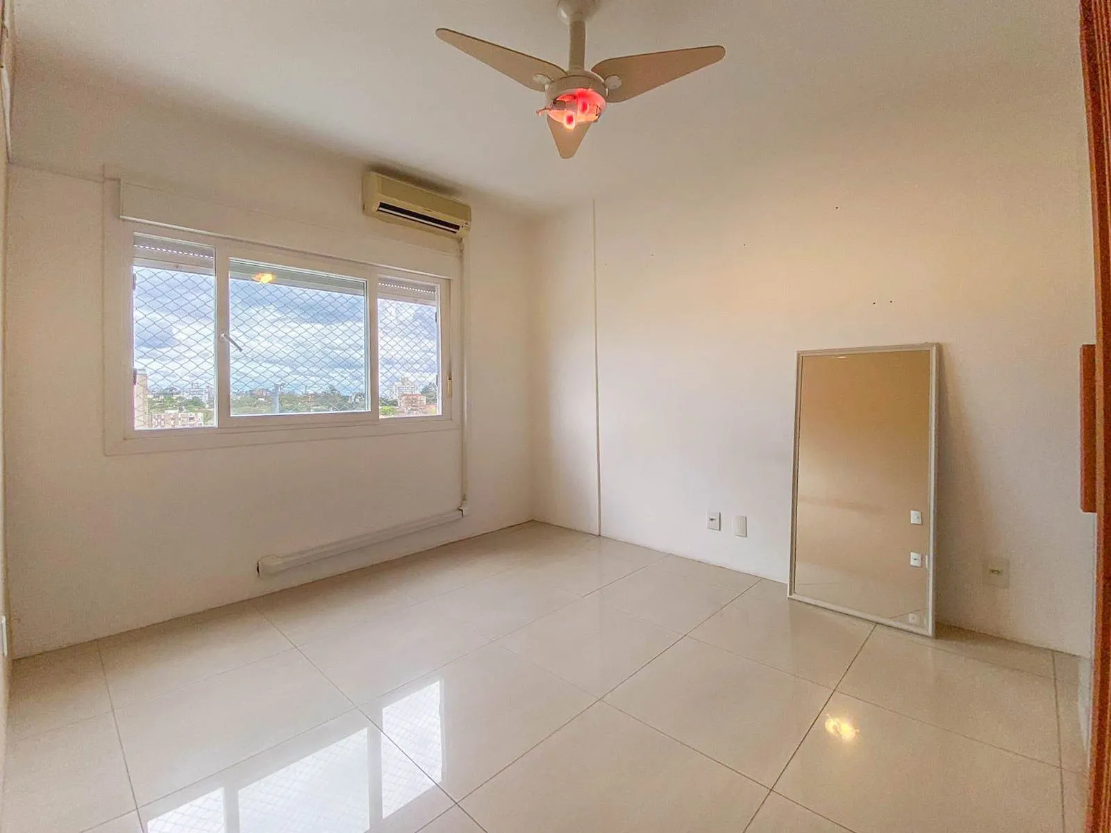 Imagem Apartamentos / 2 Dormitórios / 1 Suíte / 1 Vaga / São Sebastião / Porto Alegre / RS