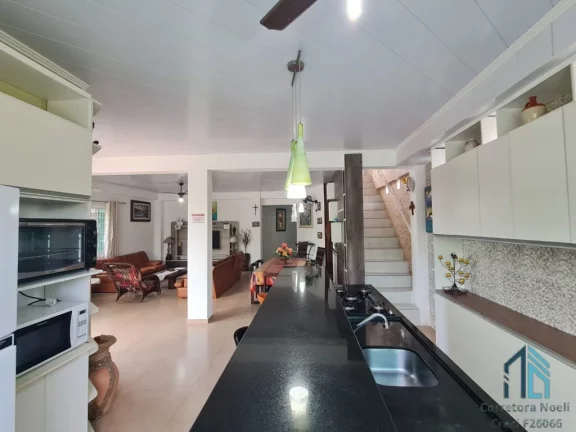 Imagem Sobrado mobiliado, 05 quartos sendo 03 suítes, Bom Retiro em Matinhos PR