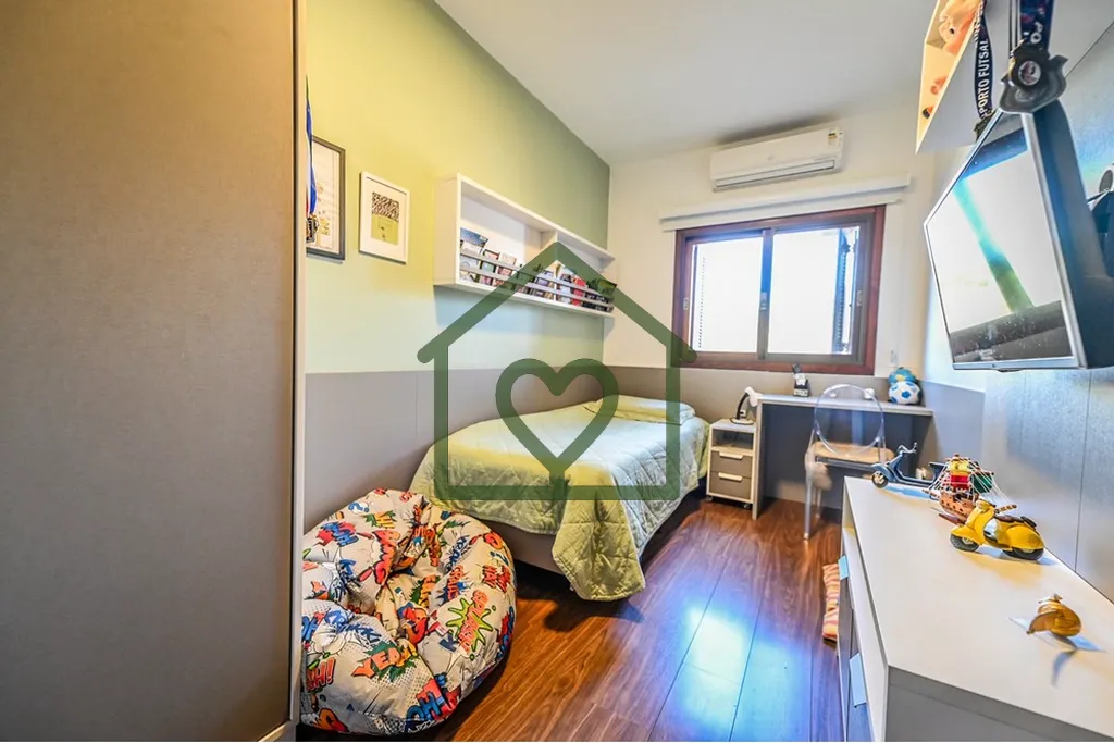 Imagem A casa dos seus sonhos te espera em um dos bairros mais encantadores de Porto Alegre! Situada no bai...