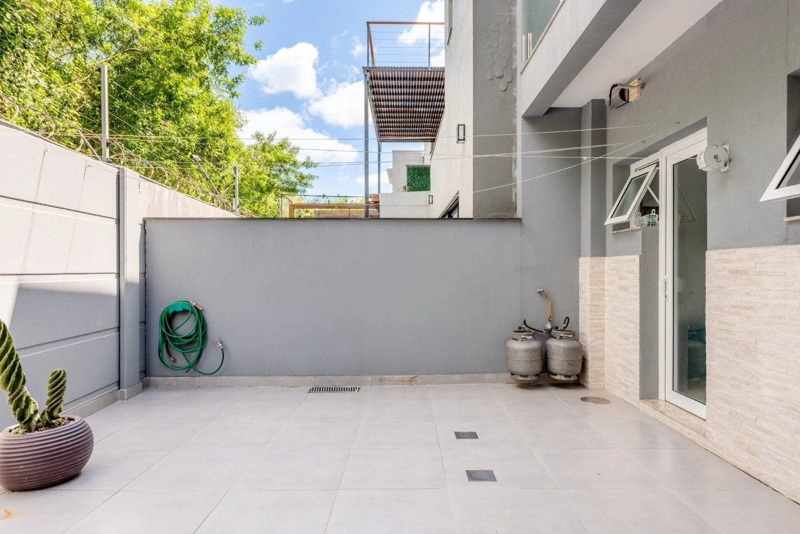 Imagem Casa em Condomínio com 228m² e 3 dormitórios, 1 suíte, 3 vagas no bairro Sarandi