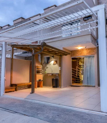 Imagem Sobrado completo com 2 suítes 1 vaga e área gourmet próximo da praia com em Balneário Piçarras
