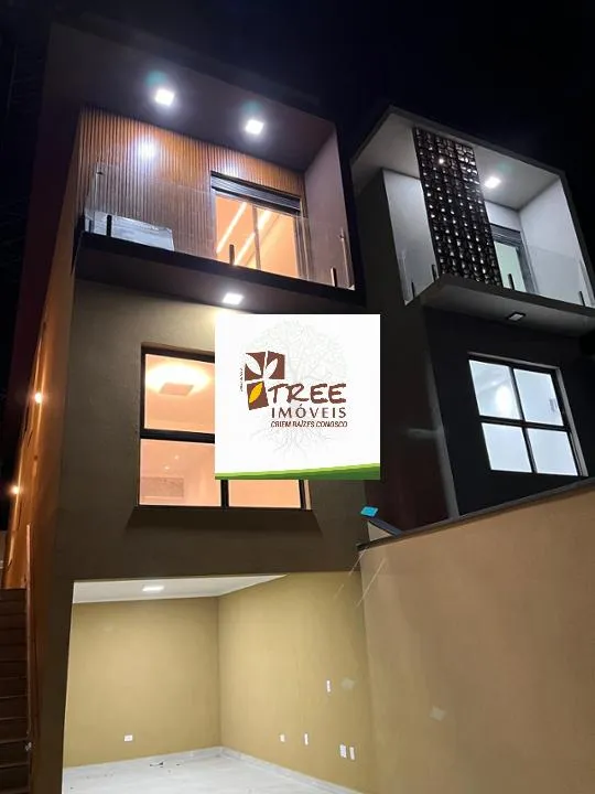 Imagem VENDA DE SOBRADO NO ARUJAMÉRICA, EM ARUJÁ/SP, 150m² com 3 quartos, suíte, sacada, sala ampla, copa, quintal, churrasqueira e 3 vagas. CONSULTE-NOS.