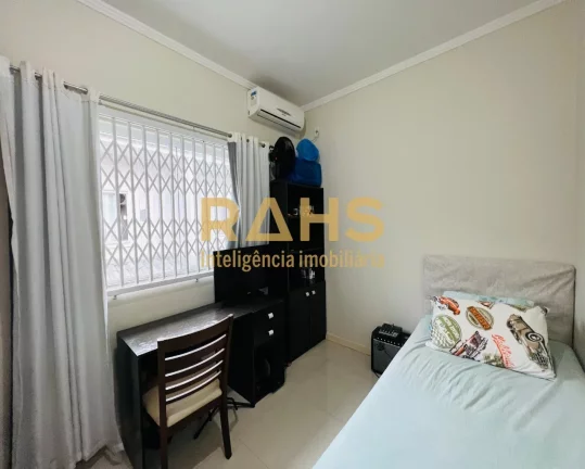 Imagem Excelente Sobrado Geminado com 1 suíte mais 2 quartos no Bairro Boa Vista em Joinville/SC. O imóve...