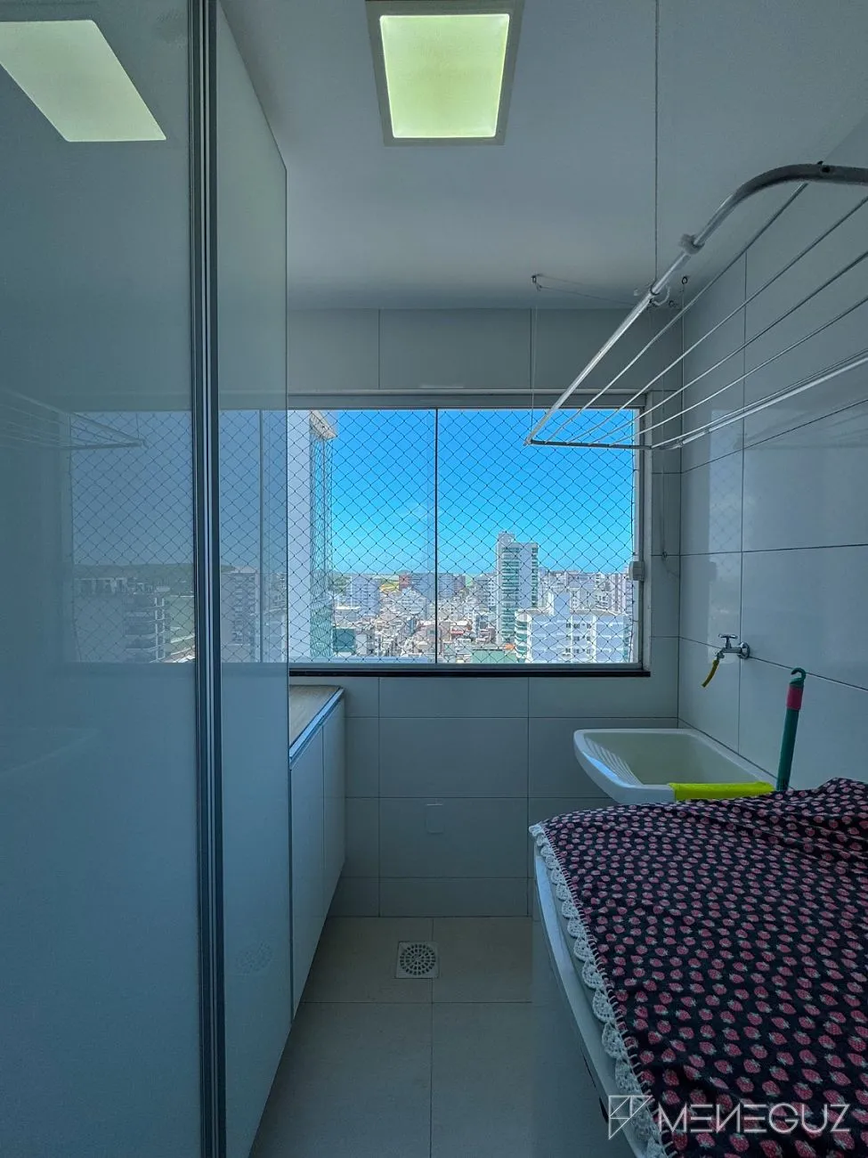 Imagem Apartamento mobiliado de 3 quartos na Avenida Praiana - andar alto, vista para as montanhas e vista discreta para o mar!