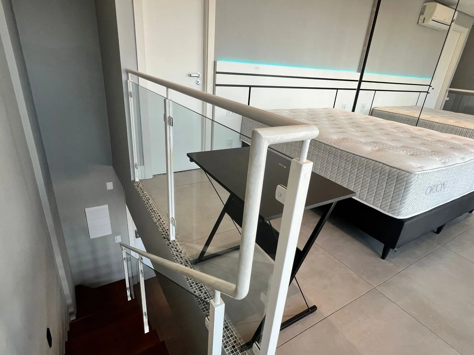 Imagem Apartamento duplex a venda, mobiliado e decorado, planta de 57 m2 com 1 dormitório, 2 vagas e 1 depósito.