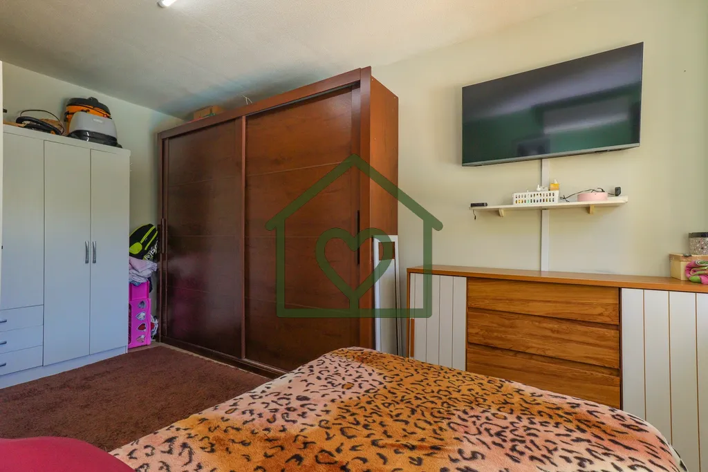 Imagem Apartamento no bairro Camaquã com 61m2 privativos, localizado a um lance de escada, composto por do...