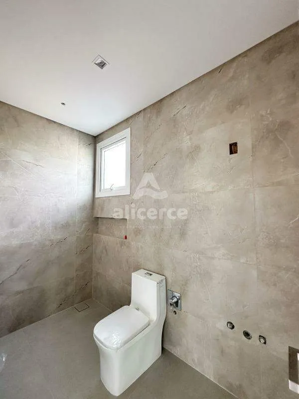 Imagem Casa Alto Padrão em Condomínio I 3 Dormitórios I 1 Suíte Master I Piscina - em Pedra Branca, Palhoça/SC