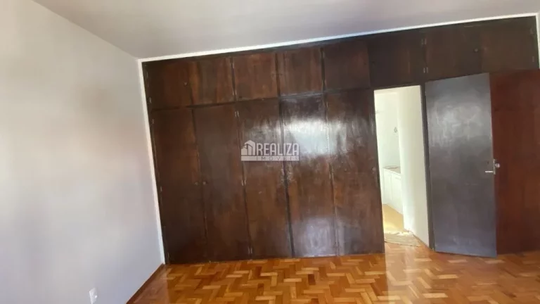 Imagem Casa com 6 dormitórios no bairro Fabrício em Uberaba