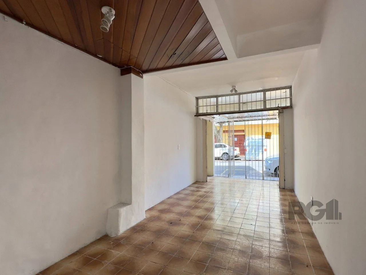 Imagem CASA COM 4 DORMITÓRIOS E PÁTIO COM CHURRASQUEIRA NO CENTRO HISTÓRICO