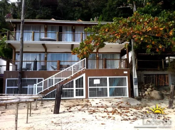 Foto do imóvel Pé na Areia - Lindo Sobrado - 3 Suítes + 3 Chalés de Madeira.