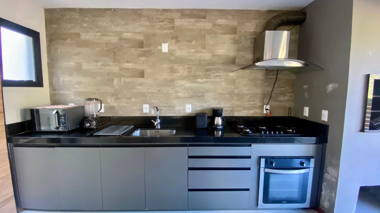 Imagem Casa de Alto Padrão em Garopaba-SC: 3 Suítes, 147m², Mobiliada, Próx. à Praia Central