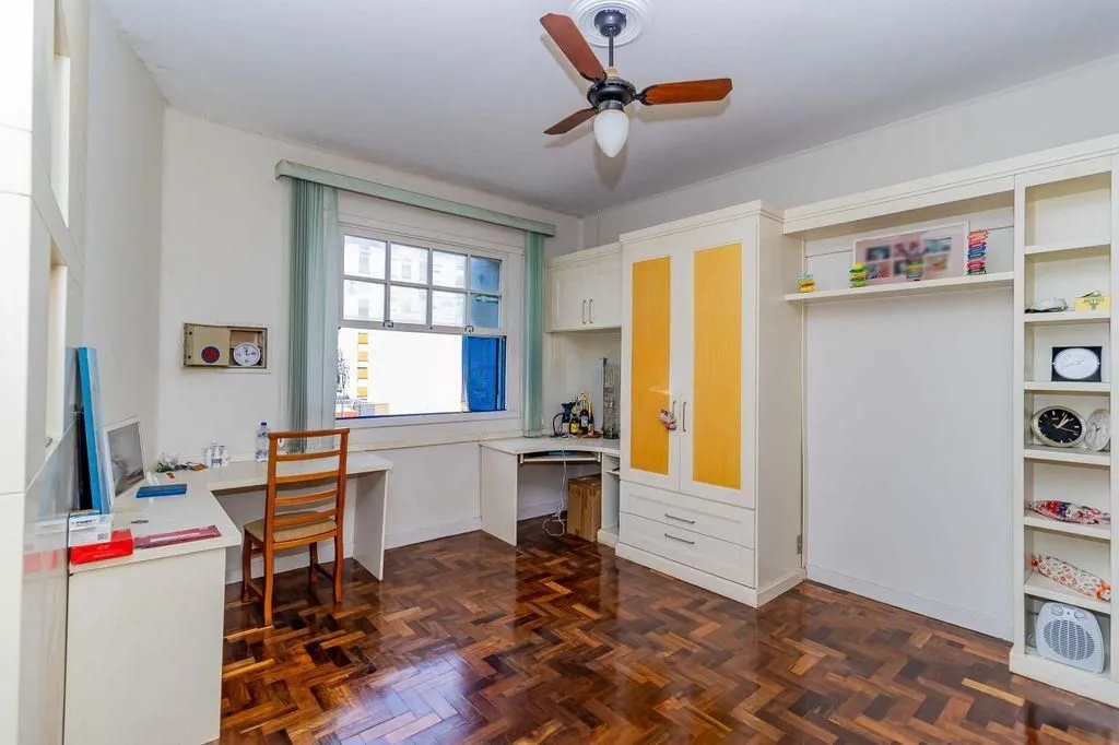 Imagem Vende-se apartamento com 2 quartos, sacada e 1 vaga - 113 m² - Moinhos de Vento