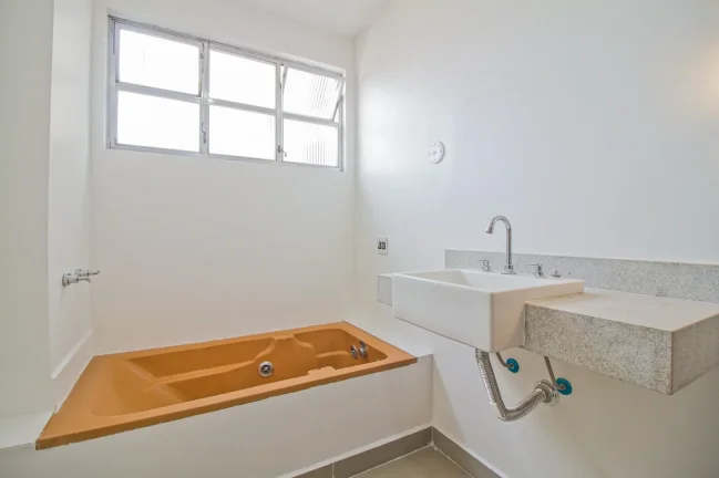 Imagem Apartamento 134M² Reformado, 3Q, 1 Suíte, 2 Banheiros, 1 Vaga, Banheira.