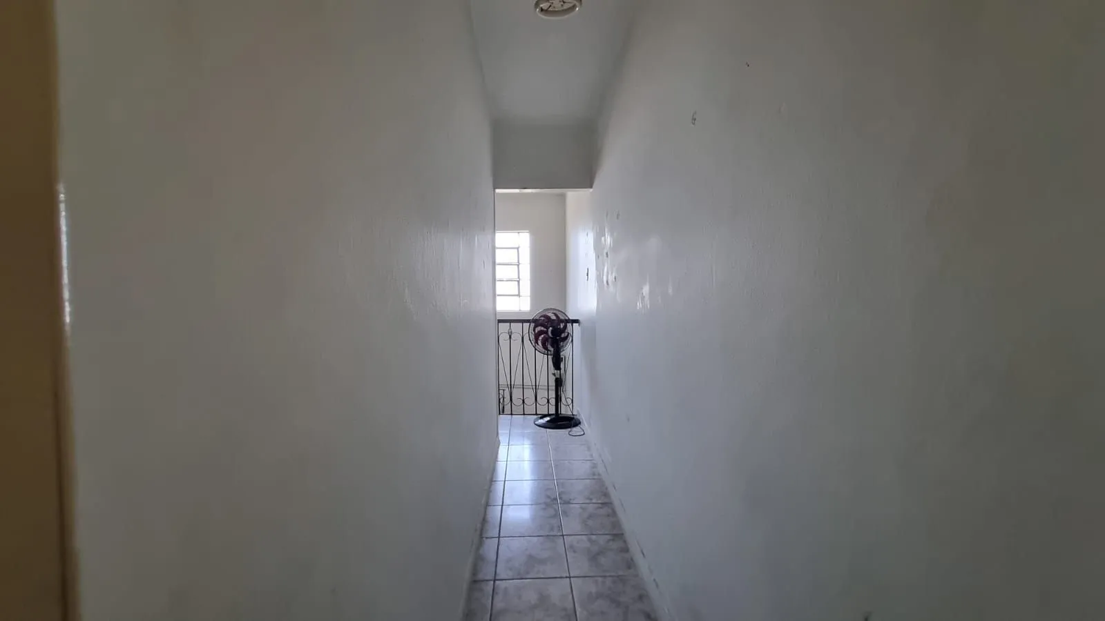 Imagem Casa Residencial de 2 pisos com 3 dormitórios , 2 banheiros + 1anexo com 2 aptos JKs , construído nos fundos do terreno no bairro Cidade Baixa/Azenha em Porto Alegre/RS.