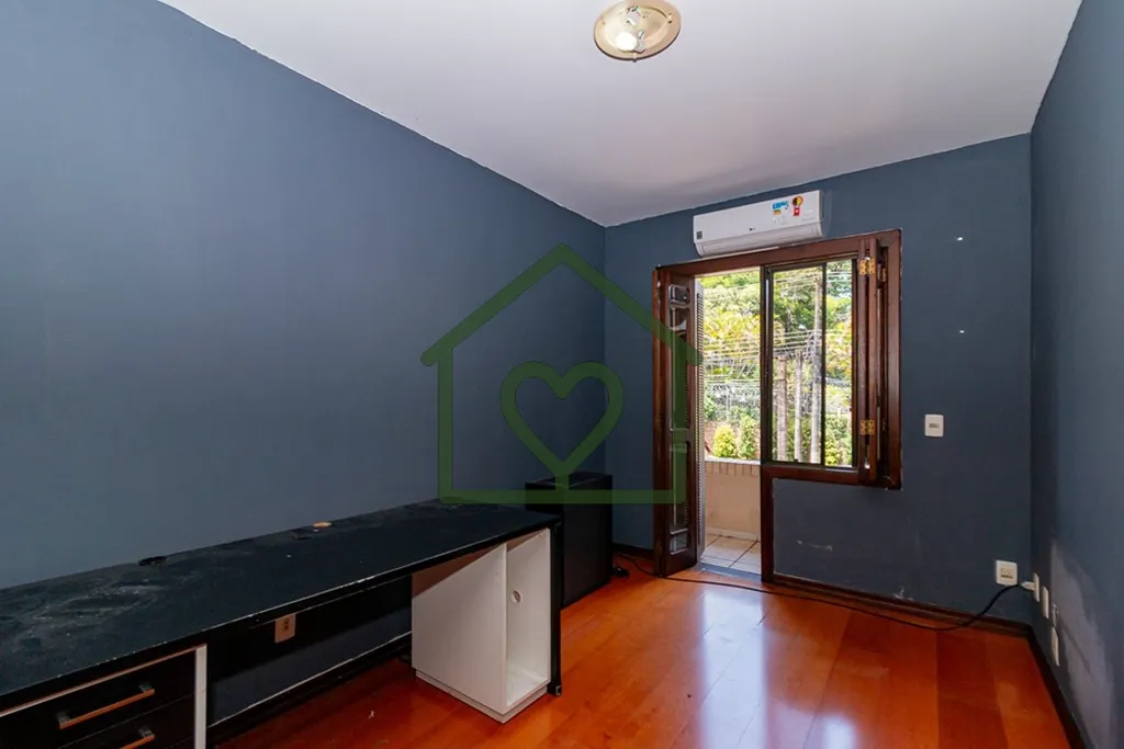 Imagem Casa 4 Quartos na Chácara das Pedras, Porto Alegre 
 
A casa conta com 4 dormitórios amplos, sendo...