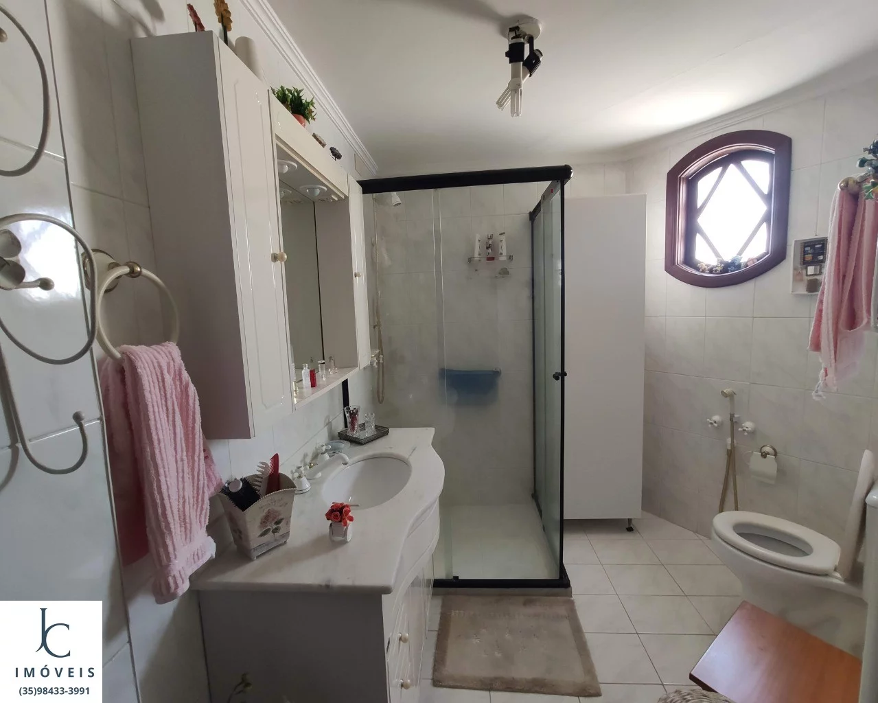 Imagem Maravilhoso apartamento à venda no centro de São Lourenço MG. Sala e quarto com varanda. Edifício com piscina, sauna, salão de jogos e de festas