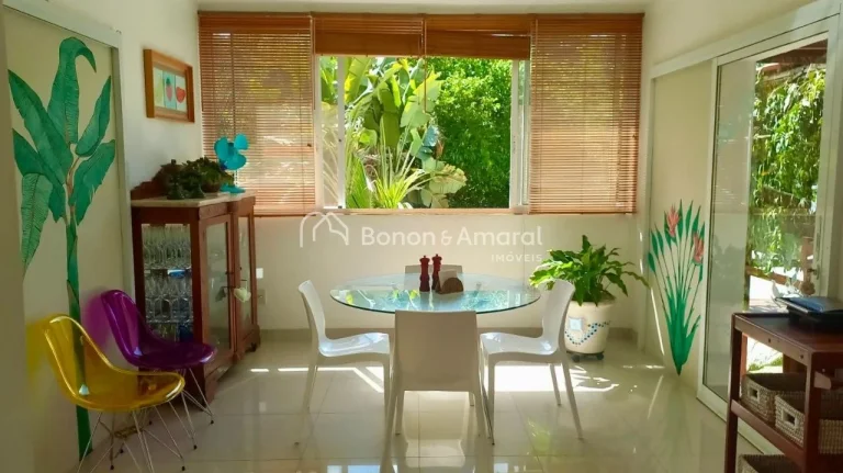 Imagem Esta casa em condomínio oferece uma área total de 480 metros quadrados, proporcionando um espaço ...