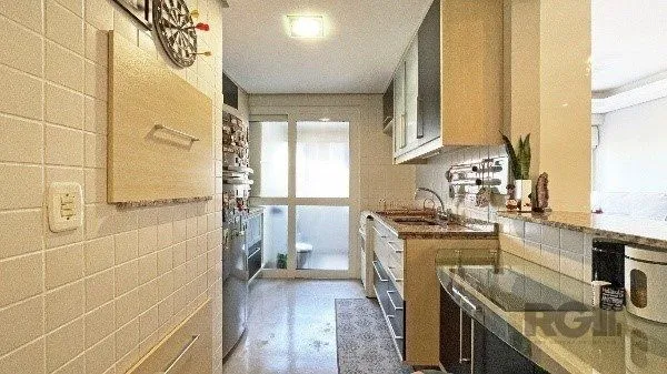 Imagem Apartamento de 2 dormitórios, 1 suíte e 1 vaga de garagem coberta e escriturada no bairro Floresta