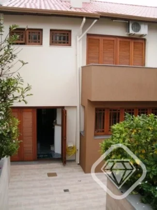 Imagem Casa individual com 4 dormitórios, sendo 1 suíte, e 3 vagas de garagem, no bairro Tristeza.

A Bri...