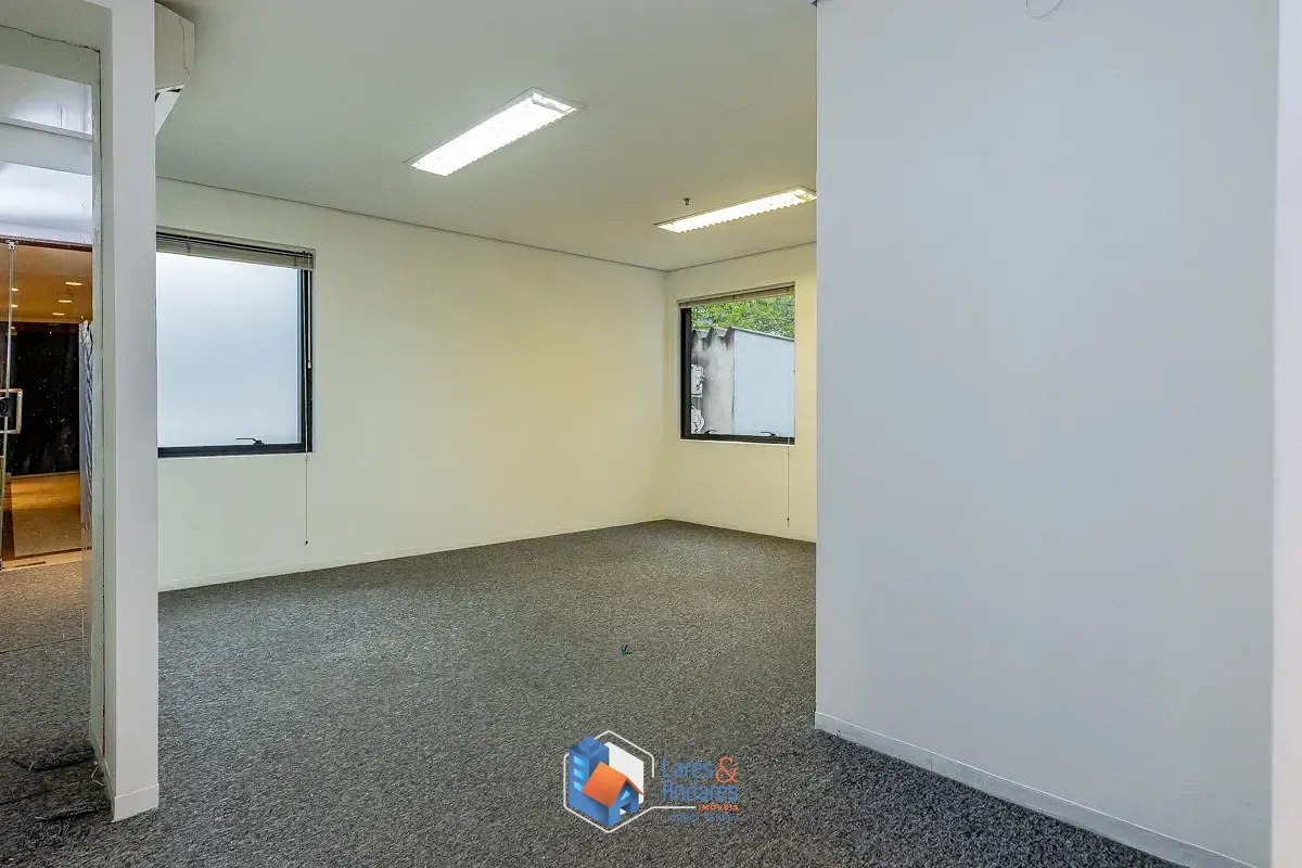 Imagem Conjunto comercial para venda em Cerqueira César, 90m²
