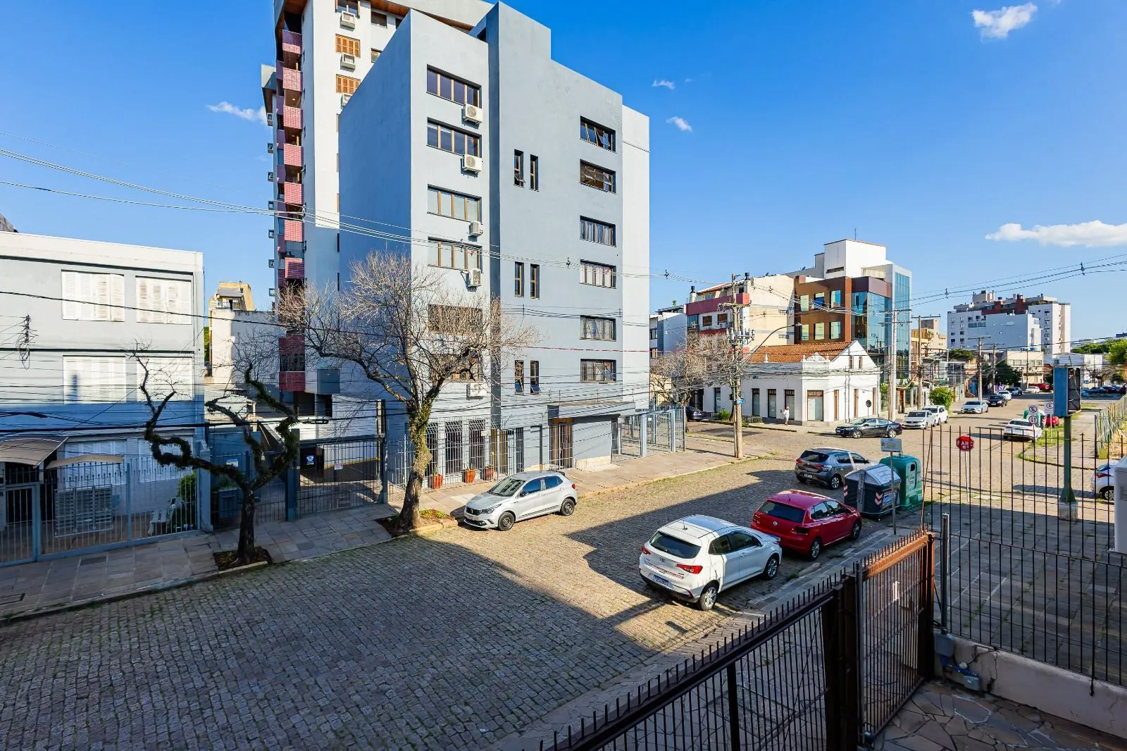 Imagem Apartamento a venda com dois dormitorios e vaga coberta no bairro Menino Deus.