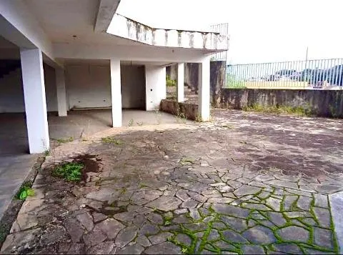 Imagem LOCAÇÃO DE CASA COMERCIAL NO CENTER VILLE, EM ARUJÁ/SP, 740m² com 2 salas, cozinha, piscina, jardim, quintal amplo e 4 vagas p/ autos. CONSULTE-NOS.