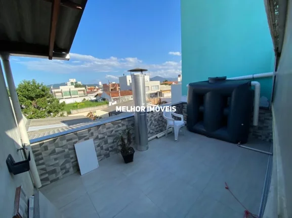 Imagem Casa Sobrado Semi-Mobiliada à Venda com 03 Suítes sendo 01 com Sacada Localizado no Centro de Balneário Camboriú - SC