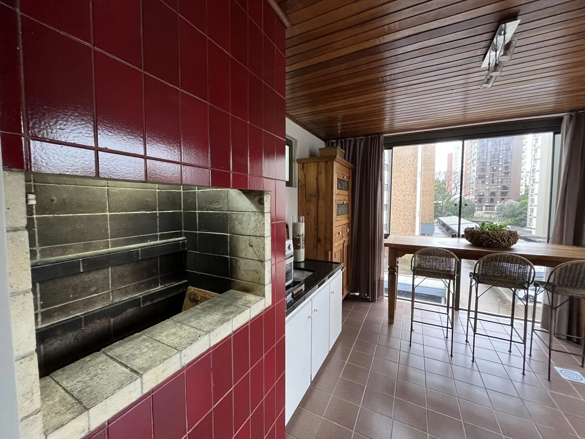 Imagem Apartamento de 2 quartos, suíte, churrasqueira, lareira e garagem Bela Vista POA