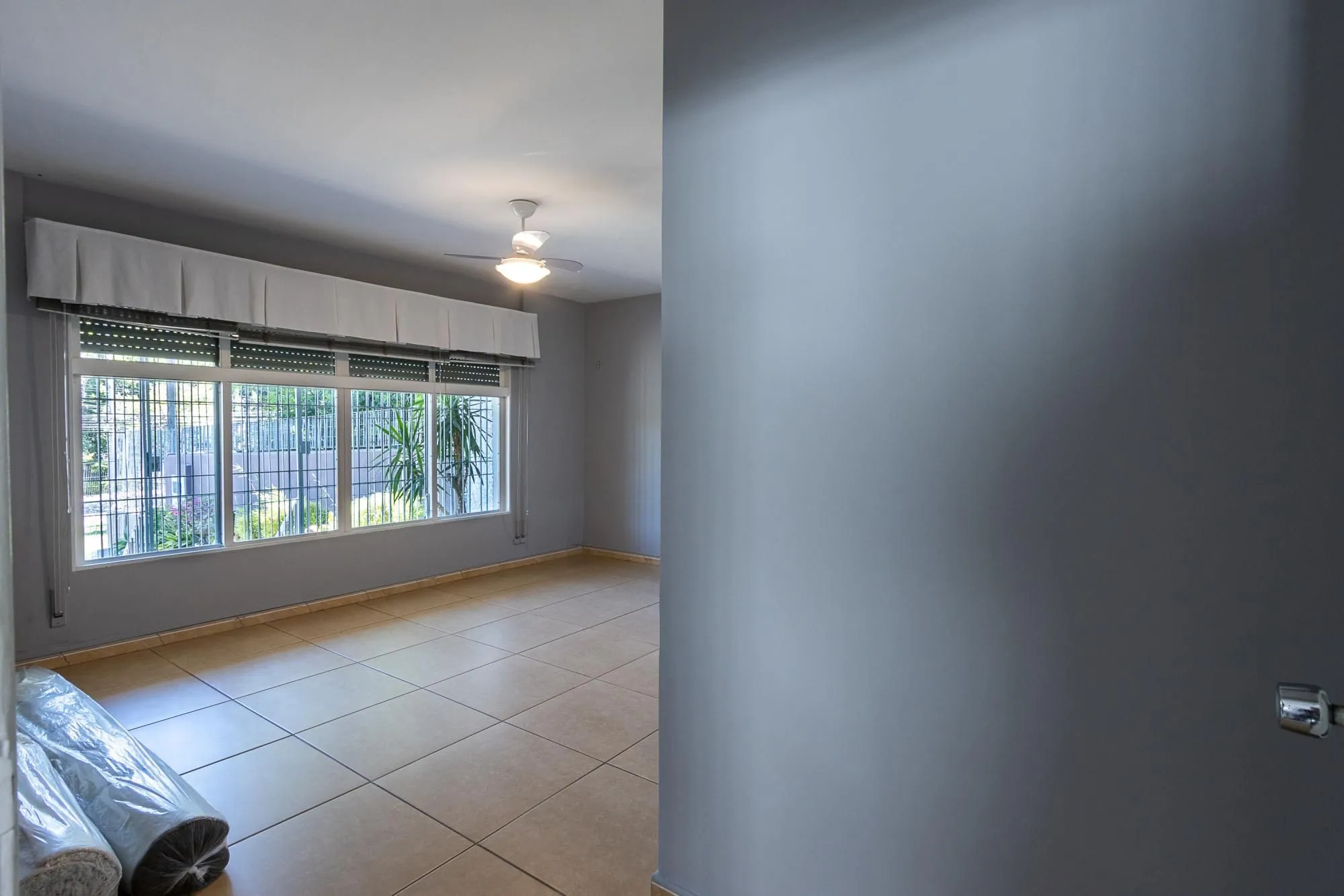 Imagem Casa de alvenaria, 4 dormitórios, 2 suítes, bairro Cristal.