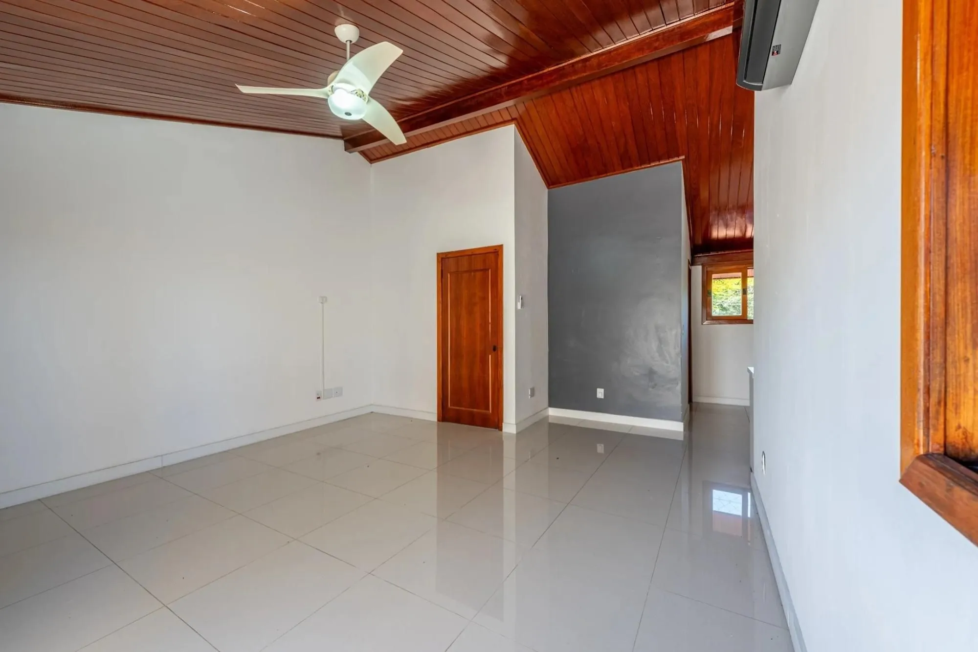 Imagem Casa em condomínio com 3 dormitórios, suíte e 2 vagas.