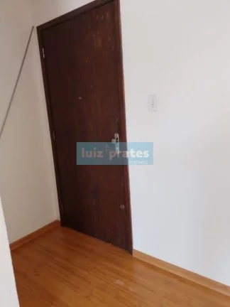 Imagem AP. térreo elevado, ensolarado, banheiro auxiliar, sacada com churrasqueira
