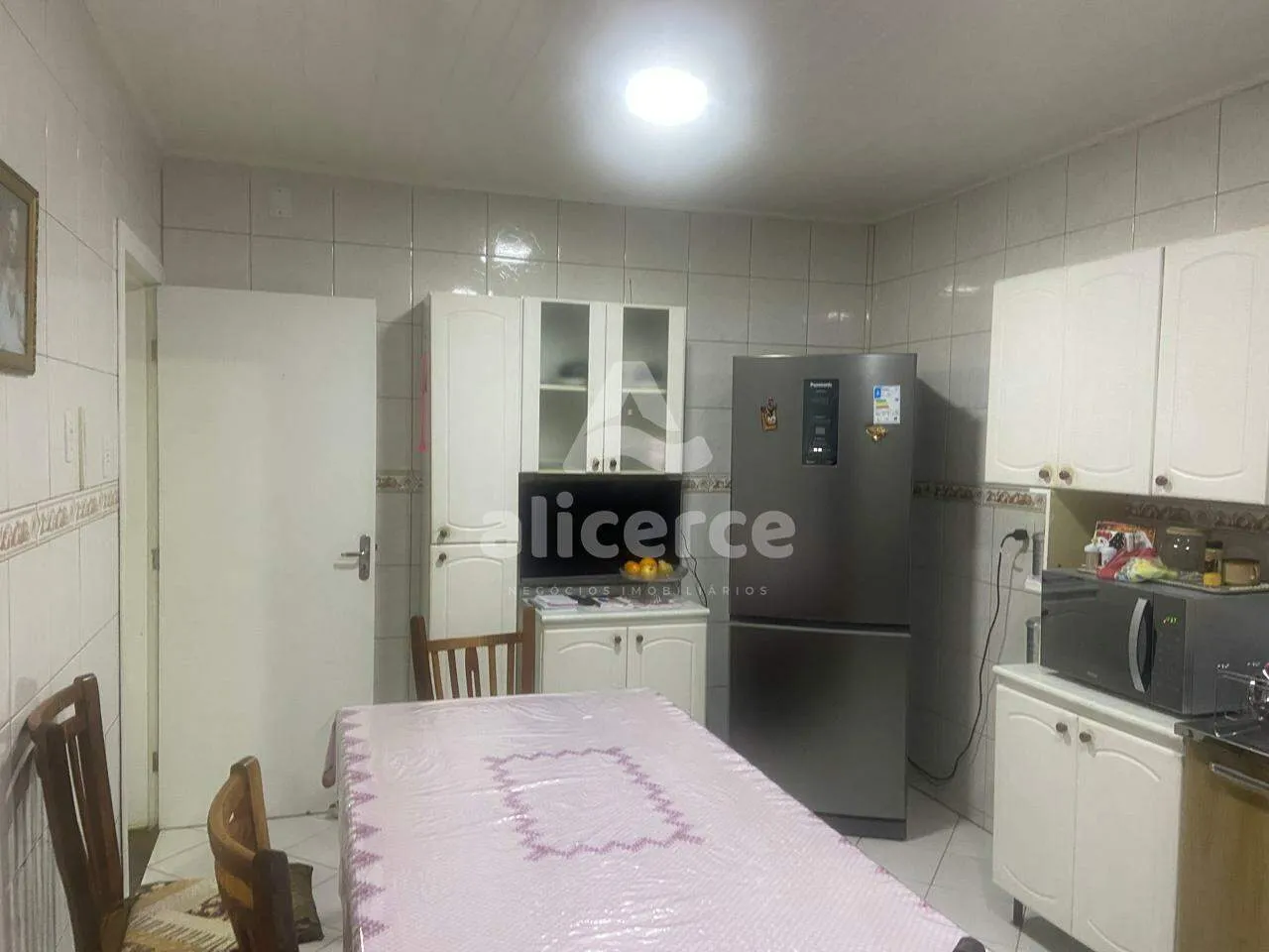 Imagem Casa com excelente localização no bairro Estreito, a apenas uma quadra da Beira-Mar Continental