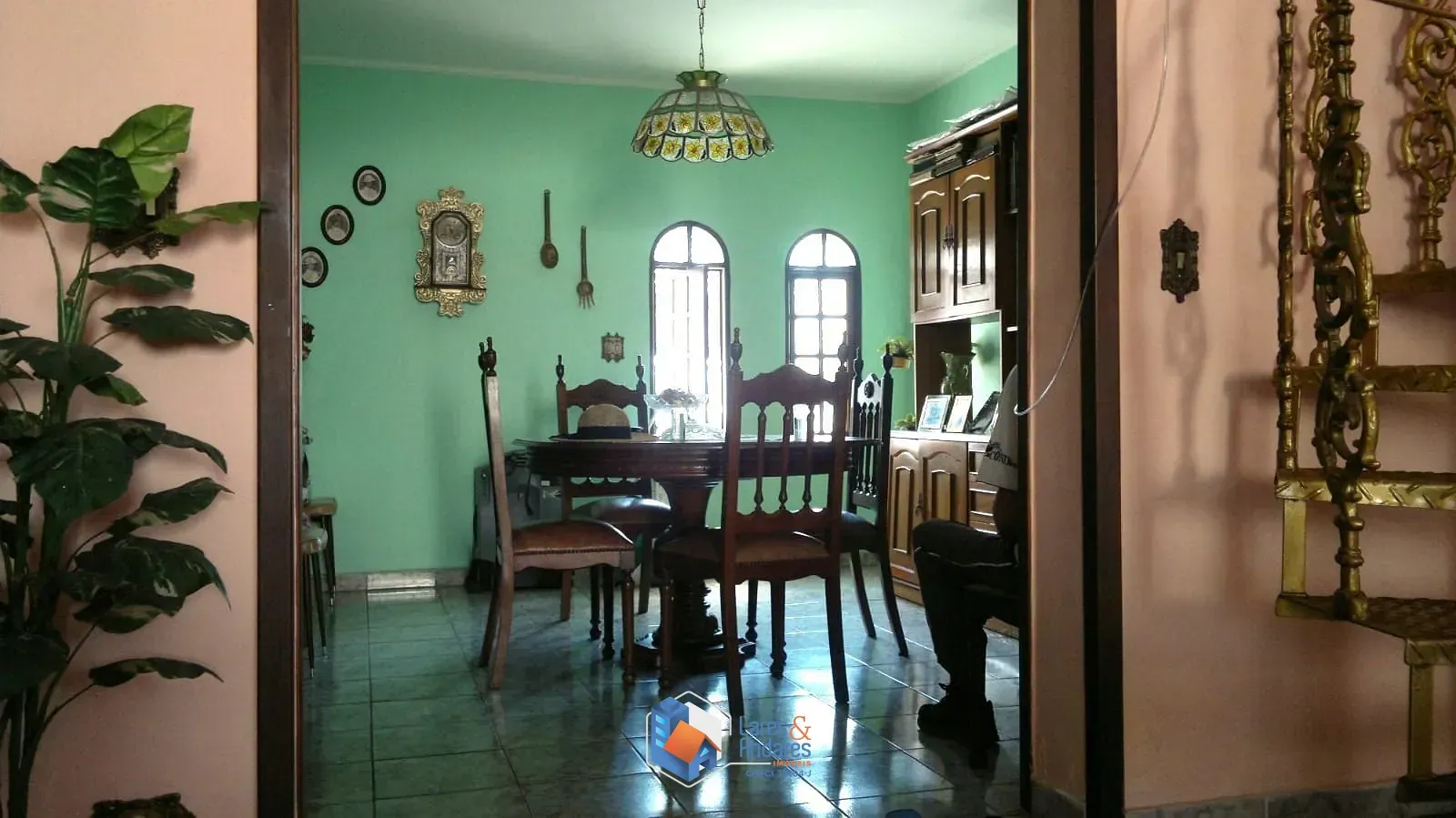 Imagem CASA À VENDA, COM 296M² COM 6 AMPLOS DORMS, COM 2 SUÍTES, 4 SALAS, COZINHA COM PLANEJADOS, CHURRASQUEIRA E 8 VAGAS - TREMEMBÉ - SP