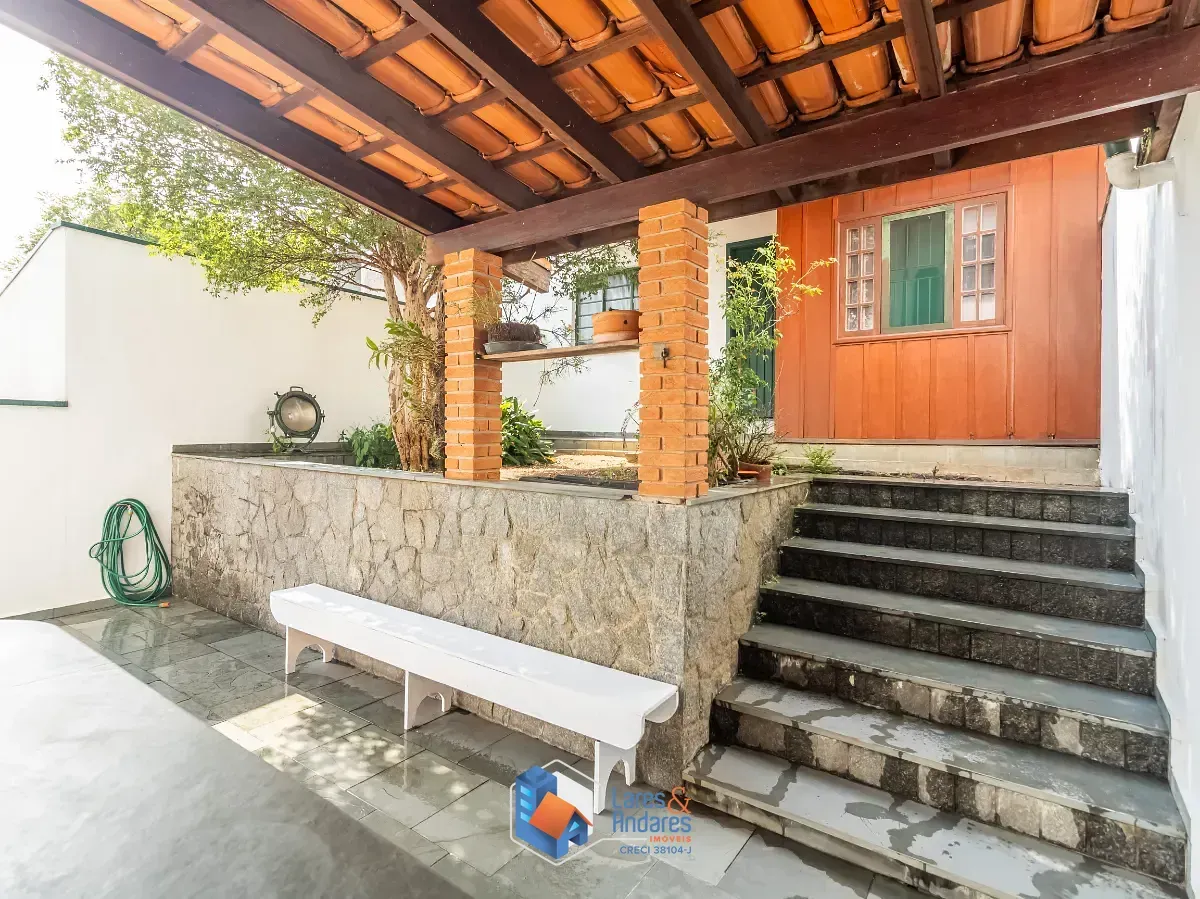 Imagem Sobrado para venda em Jardim Regina com 3 quartos, sendo 1 suíte, 226m²