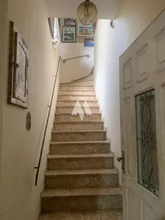 Imagem Casa Sobreposta Alta com Edícula em Santos,145m², 3 Vagas de Garagem e no bairro do Boqueirão