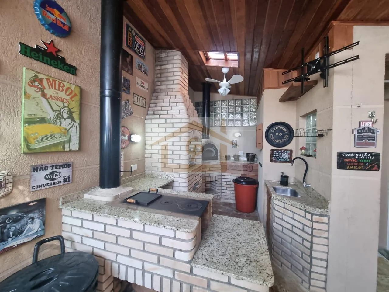 Imagem Bela área Gourmet 3 quartos sendo um suíte, forno de pizza, fogão e churrasqueira, 2 vagas