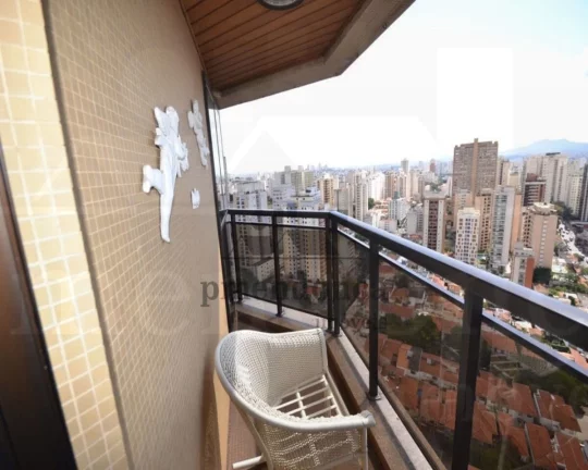 Imagem Apartamento com piso em madeira e armários, living para 03 ambientes, lavabo, 04 dormitórios sendo...