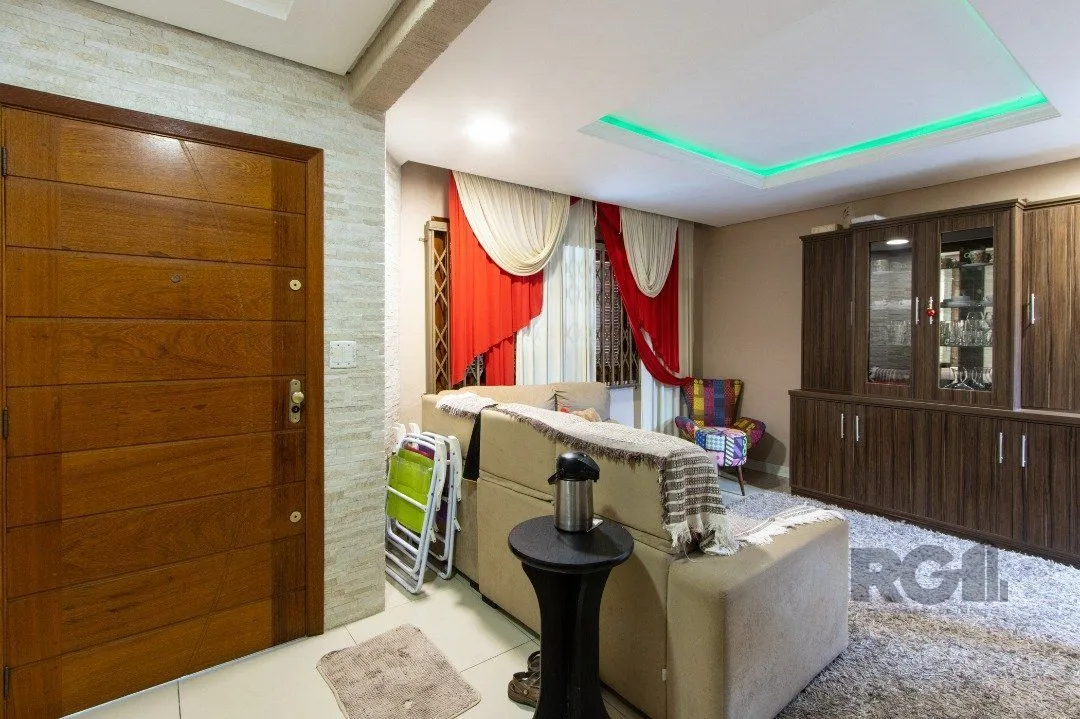 Imagem Sobrado, 3 quartos, 2 banheiros, pátio, 2 vagas, piscina - Bairro Vila Nova