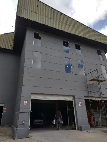 Imagem VENDA E LOCAÇÃO DE GALPÃO INDUSTRIAL EM CAJAMAR/SP, A/T 6.041m² e A/C de 4.000m², com pé direito de 12m e pertinho da Rod. Anhanguera. CONSULTE-NOS.