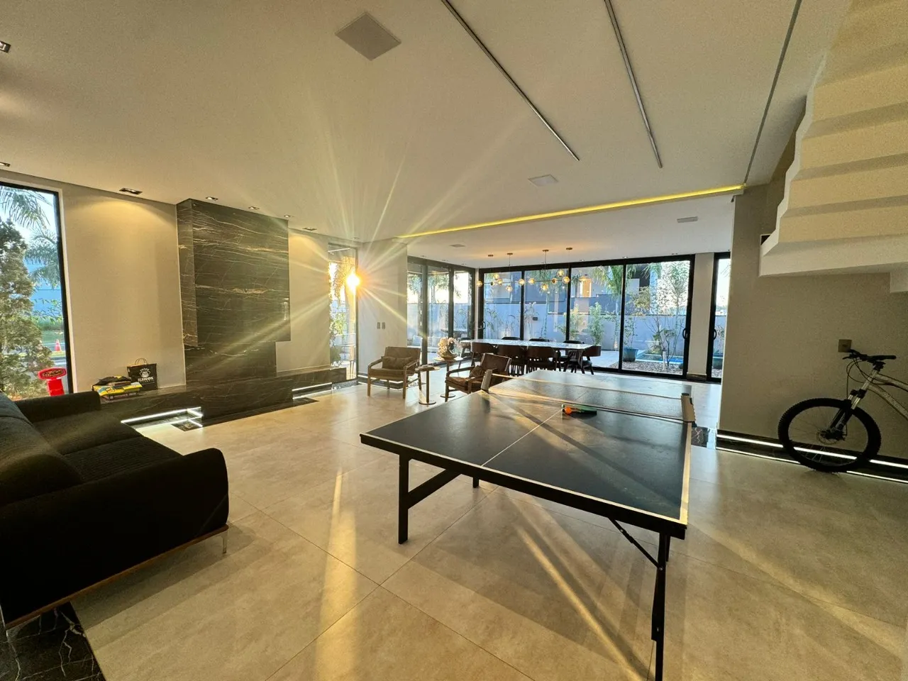 Imagem Luxuosa casa de 5 suítes em Alphaville Nova Esplanada, Votorantim-SP: 3 salas, 6 banheiros, 4 vagas, 460m². Venha conferir!