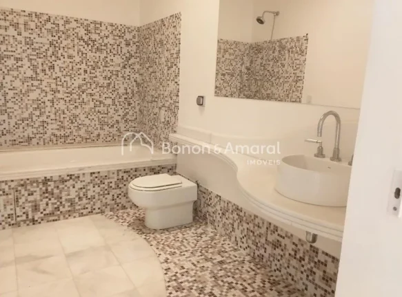 Imagem Linda residência disponível para venda no prestigiado condomínio Moinho do Vento, um dos mais exc...