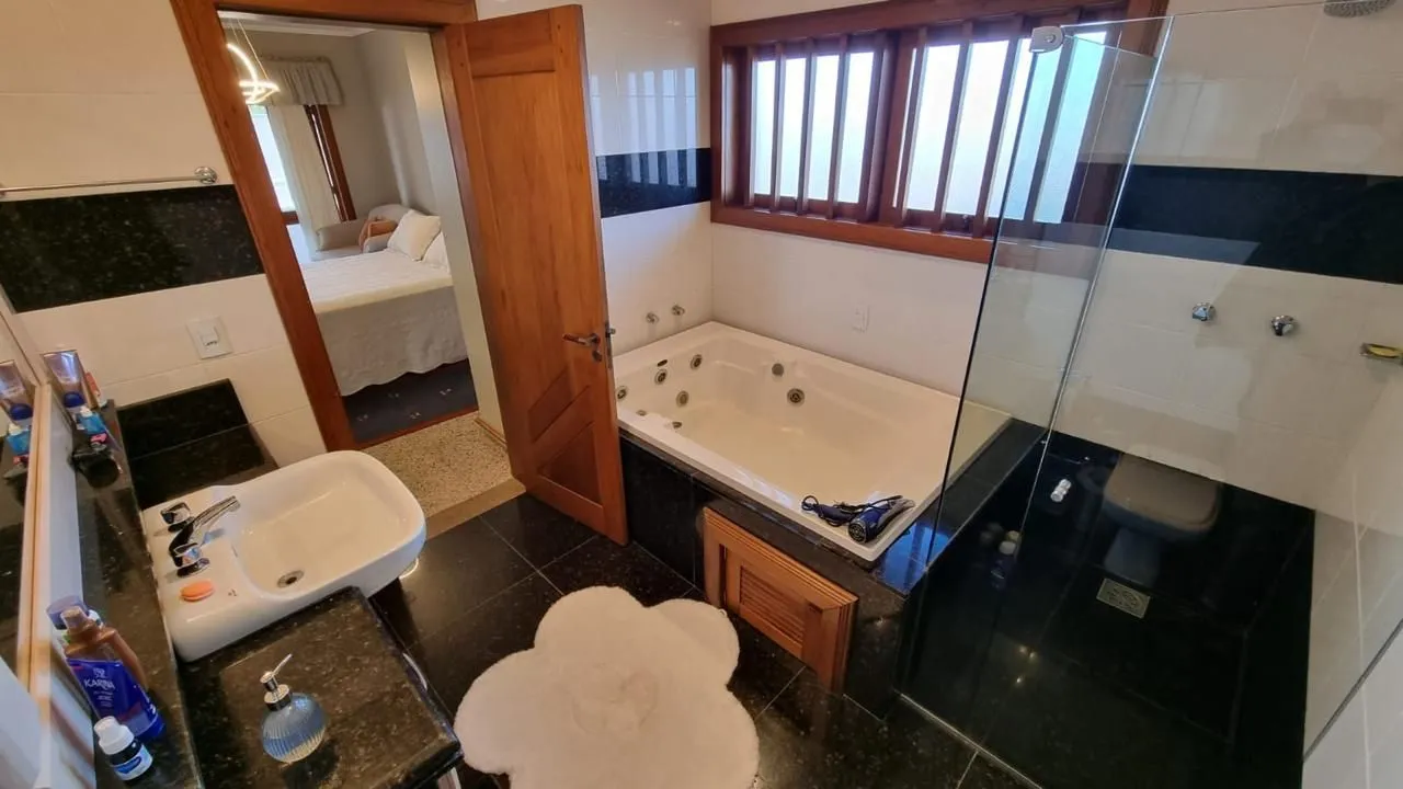 Imagem Casa em XANGRI-LÁ com 5 dorm. 3 suítes, piscina aquecida e 471 m², 400 m. mar.