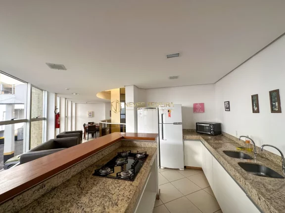 Imagem Excelente apartamento com armários em todos os cômodos, com área de lazer completa.