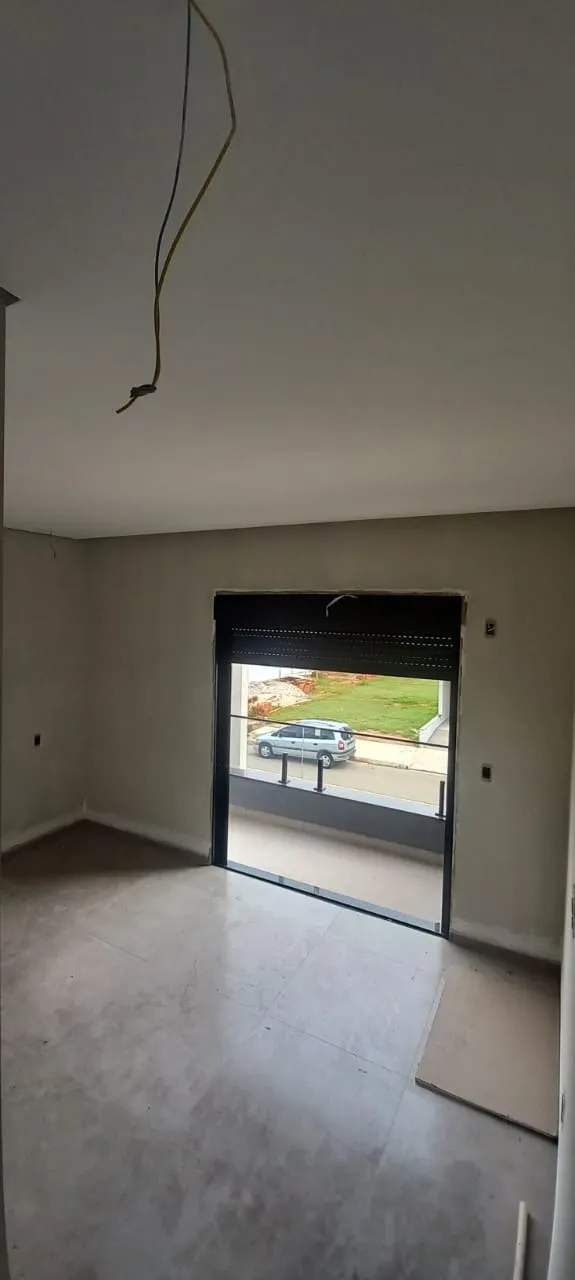 Imagem Sobrado Luxuoso no Villagio Wanel - 3 Suítes, Piscina e Acabamento de Primeira