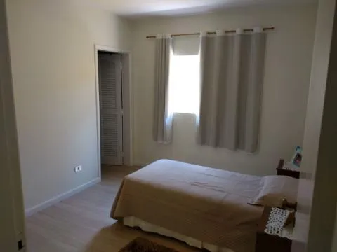 Imagem VENDA DE CASA NO CONDOMÍNIO ARUJÁ COUNTRY CLUB, EM ARUJÁ/SP, 200m² com 3 quartos, suíte, hidro, planejados, sala com lareira e 3 vagas. CONSULTE-NOS.
