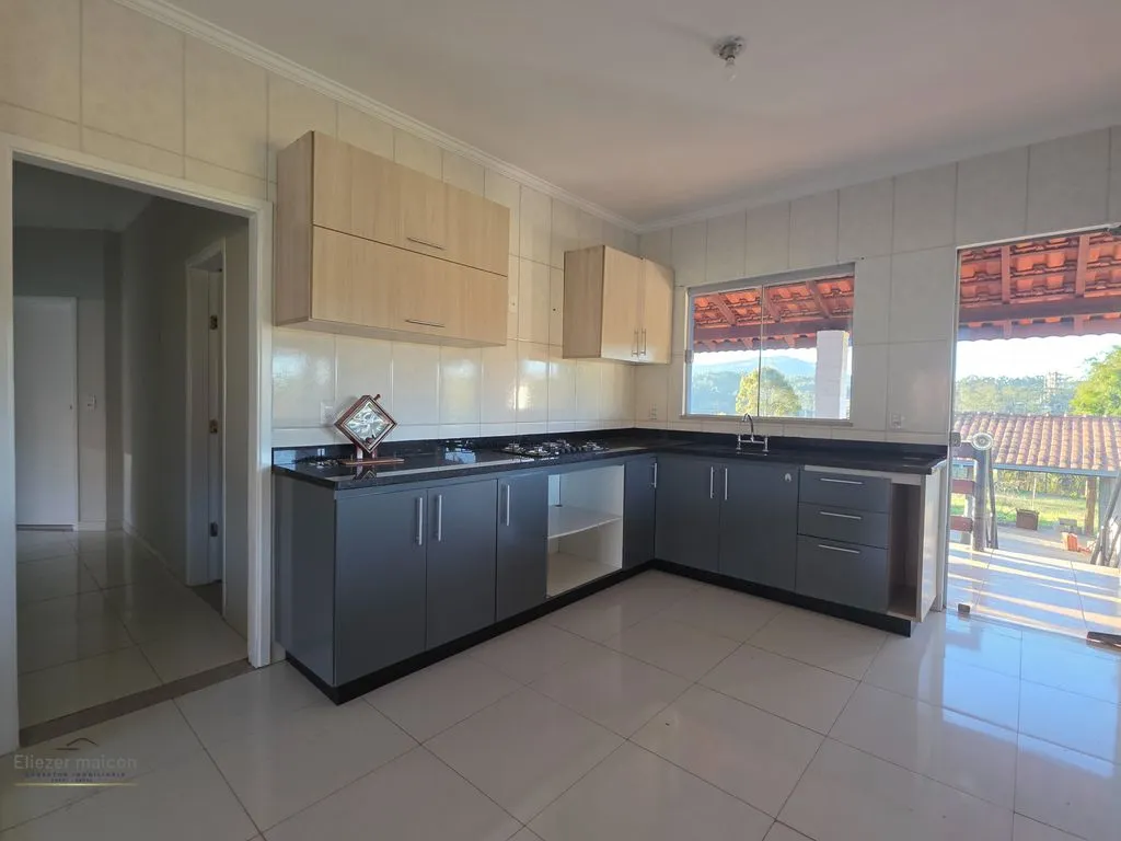 Imagem Casa estilo colonial a venda no condomínio Campo Alegre em Poços de Caldas