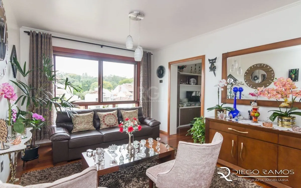 Imagem Apartamento de 2 dormitórios ,80 M² com possibilidade de transformação em 3 dormitórios. Living: Para dois ambientes e estar íntimo. Copa-Cozinha: Funcional e bem equipada. Ampla Área de Serviç