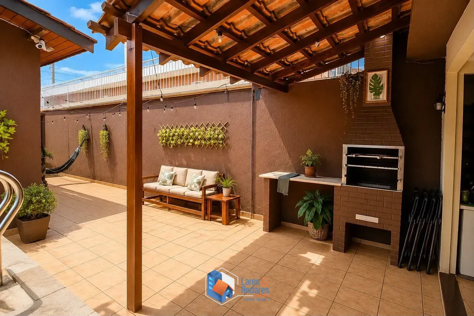 Imagem CASA À VENDA, COM 240 M², 3 DORMS (1 SUÍTE COM HIDRO), COZINHA COM MÓVEIS PLANEJADOS, ÁREA DE LAZER COM PISCINA E 4 VGS - SANTA TERESINHA - SÃO PAULO